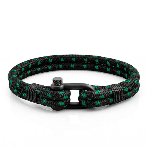 Uniqal OCEANA präsentiert sich als strukturierte Küstenkreation mit zweifach verlaufender Seilarchitektur, technischer Verbindungseinheit in dunkler Ausführung sowie lebendig schimmernden Farbimpulsen, die Richtung, Spannung und maritime Wachheit verkörpern