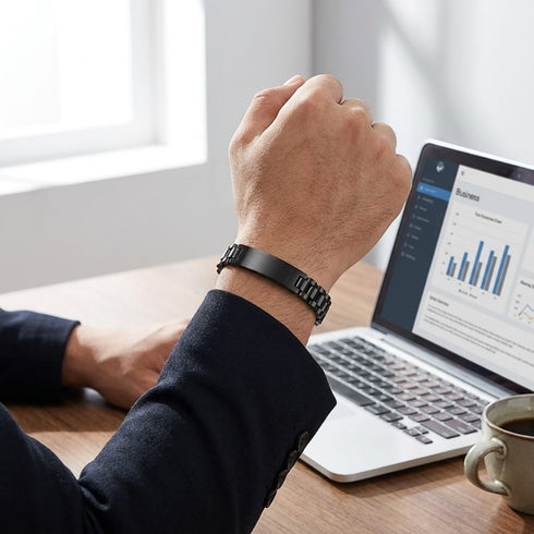 Ausdrucksstarkes Armband im Office-Ambiente getragen, passend zu Hemd und moderner Businesskleidung.