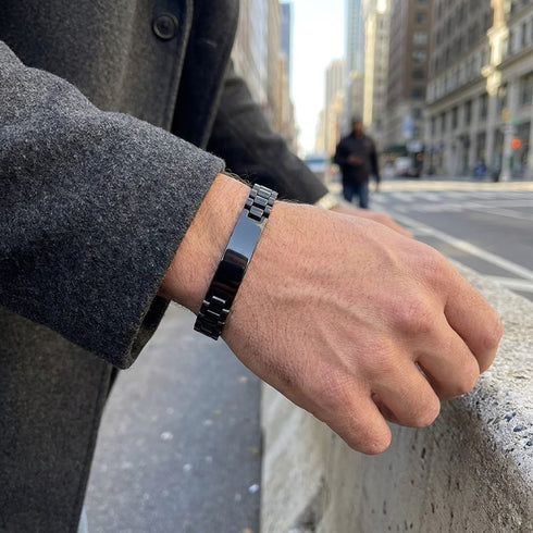 Lässiger City-Style mit schwarzem Premiumarmband am Handgelenk, ideal für Streetwear und Casual Kombinationen.