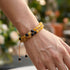 Zweireihiges Uniqal Natursteinarmband aus Onyx und Honigachat, 6 mm Perlen, verstellbarer Makramee-Verschluss, personalisierbar