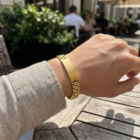 Edles Armaccessoire an weiblichem Handgelenk, perfekt kombinierbar mit weiteren Schmuckstücken und modischen Outfits.