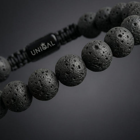 Uniqal schwarzes Lavasteinarmband freigestellt vor hellem Hintergrund, minimalistischer Schmuck