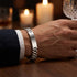 Glänzendes Armband am Handgelenk in stilvollem Ambiente, perfekt für Dinner, Events und besondere Momente.