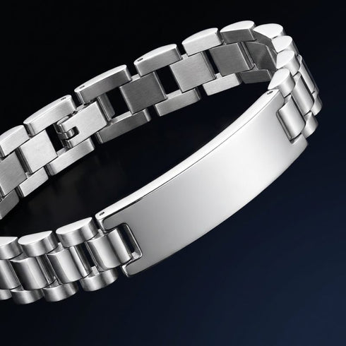 Künstlerische Perspektive von Uniqal SILVER LABEL mit spiegelnder Gravurplatte und hochwertig verarbeitetem Edelstahl.