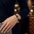 Frau trägt Uniqal VELARO BLACK personalisierbares schwarzes Edelstahlarmband, elegant kombinierbar mit weiterem Schmuck.