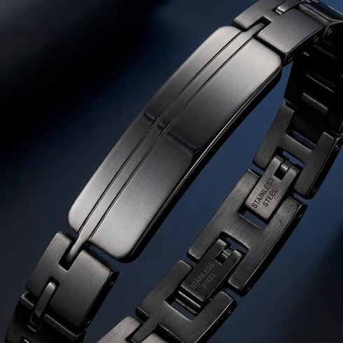Nahaufnahme von Uniqal VELARO BLACK mit gebürsteter Gravurplatte, schwarzem Edelstahl und hochwertigen Extension-Gliedern zur individuellen Verlängerung.
