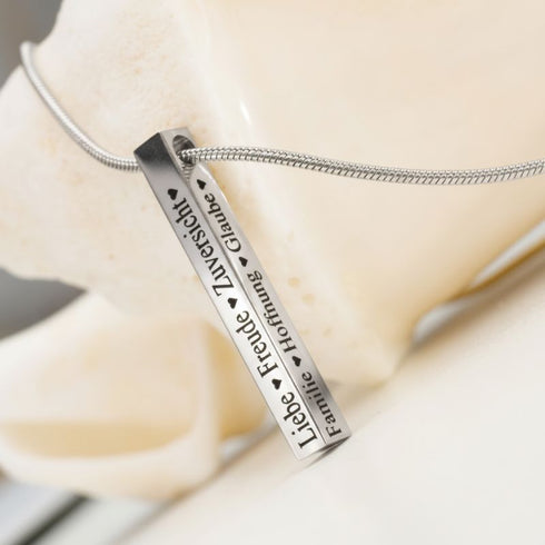 Uniqal individuell gestalteter Anhänger in kühlem Metallfinish, hochwertiges Schmuckaccessoire für besondere Augenblicke