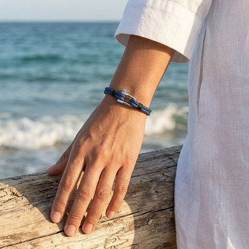 WAVE Armband im Alltag getragen – casual nautisches Accessoire gravierbar UNIQAL