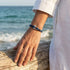 WAVE Armband im Alltag getragen – casual nautisches Accessoire gravierbar UNIQAL