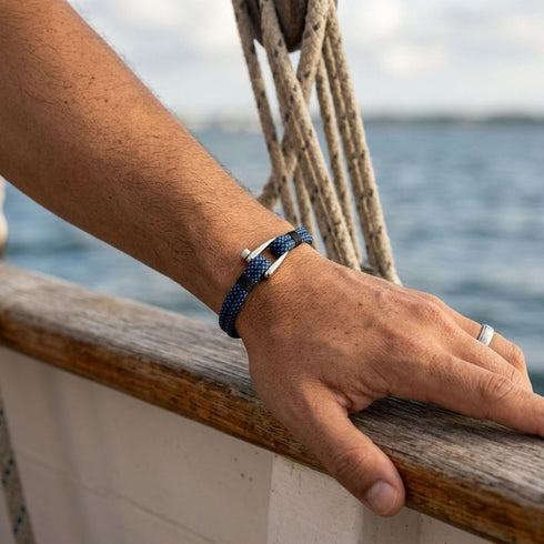 WAVE Armband am Handgelenk einer Frau auf Yacht – maritimes Damenarmband Segeltau UNIQAL