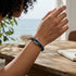 Maritimes Armband WAVE am Handgelenk mit Meerblick – Segeltau Ozean Accessoire UNIQAL