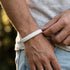 Weißes Herren Lederarmband im Casual Look mit geflochtener Struktur am Handgelenk