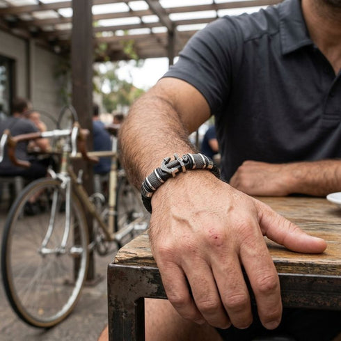 Schwarz Silber ADVENTURE Herrenarmband aus Leder mit silbernen Details am Handgelenk getragen