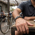 Schwarz Silber ADVENTURE Herrenarmband aus Leder mit silbernen Details am Handgelenk getragen