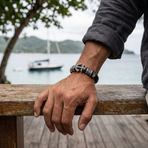 Personalisierbares Lederarmband ADVENTURE in Schwarz und Silber mit Anker Symbolik
