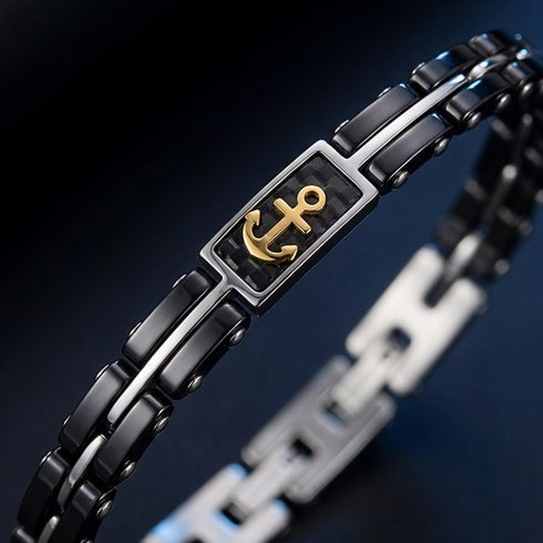 ANCORA uniqal Gliederarmband mit Anker Motiv, schwarzer Keramikoptik und hochwertigem Carbonfaser-Hintergrund aus nächster Perspektive