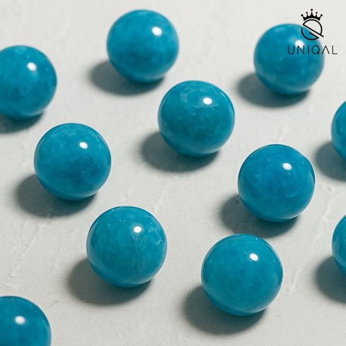 Nahaufnahme eines verstellbaren Uniqal Armbands mit echten Naturstein-Perlen in verschiedenen Farbtönen – detailreich, glänzende Oberfläche, handgefertigte Qualität.