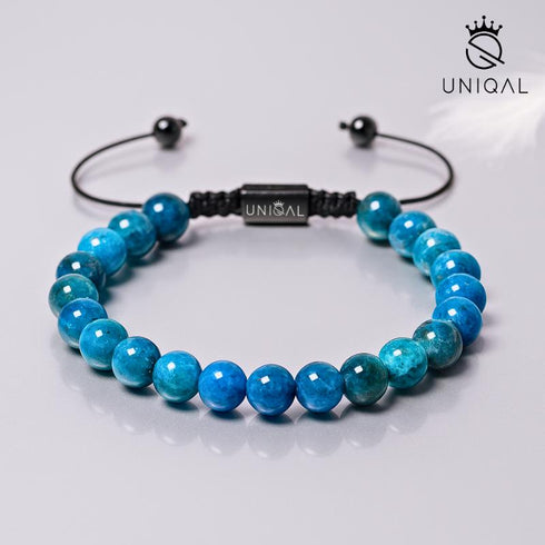 Apatitarmband in glänzendem Blau auf hellem Hintergrund mit Feder – UNIQAL Schmuck mit Leichtigkeit