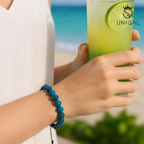 NIQAL Armband mit Apatit-Perlen am Sandstrand mit Lichtreflexion – spirituell & stilvoll