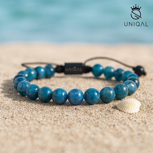 UNIQAL Apatit-Perlenarmband am Handgelenk am Meer – sommerlich, frisch & natürlich