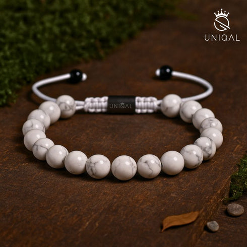 Howlith-Armband mit weißen Perlen (8 mm) in natürlicher Wald-Atmosphäre auf dunklem Holztisch uniqal