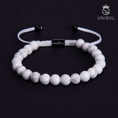 Unisex-Howlith-Armband mit weißer Kordel und schwarzen Details vor schwarzem Hintergrund – modern & kontrastreich uniqal