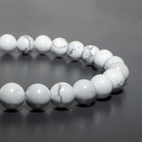 Detailaufnahme der weißen Howlith-Perlen mit natürlicher Maserung – glatte Oberfläche, fein poliert uniqal