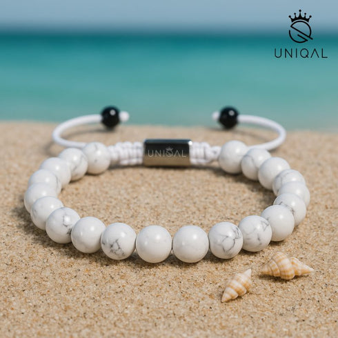 Howlith-Armband am Strand mit türkisblauem Meer im Hintergrund – elegantes Sommer-Accessoire uniqal