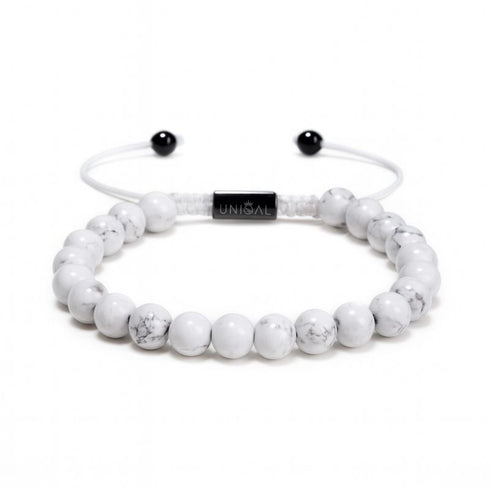 Klassisches Howlith-Armband aus weißen Edelsteinperlen (8 mm) mit UNIQAL Logo-Verschluss auf weißem Hintergrund