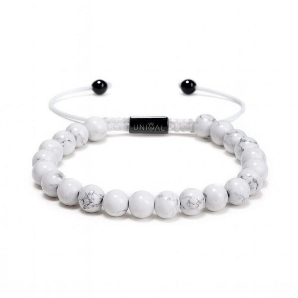 Klassisches Howlith-Armband aus weißen Edelsteinperlen (8 mm) mit UNIQAL Logo-Verschluss auf weißem Hintergrund