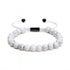 Klassisches Howlith-Armband aus weißen Edelsteinperlen (8 mm) mit UNIQAL Logo-Verschluss auf weißem Hintergrund