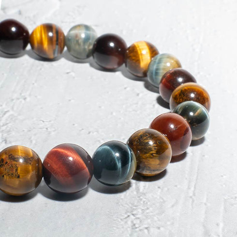 Detailansicht der polierten Perlen aus Tigerauge, Falkenauge und Labradorit – Natursteinarmband von UNIQAL