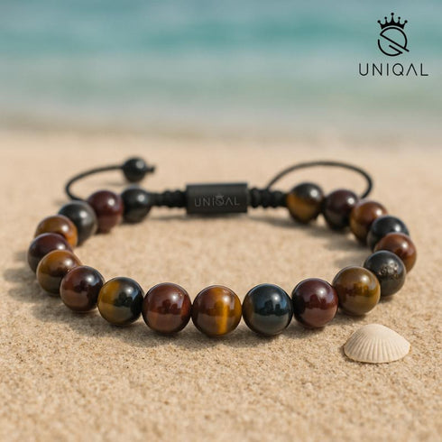 Natursteinarmband aus Tigerauge & Falkenauge im Sand mit Muschel – UNIQAL Sommer-Schmuck für Männer & Frauen