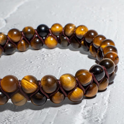 Nahaufnahme der doppelt geknüpften Tigerauge-Perlen – intensives Farbspiel aus Gold, Braun und Schwarz