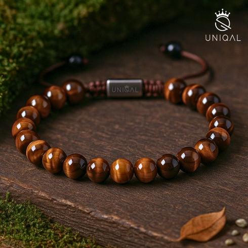 Stilvolles Tigerauge-Armband im naturverbundenen Look – präsentiert auf Holz und Moos