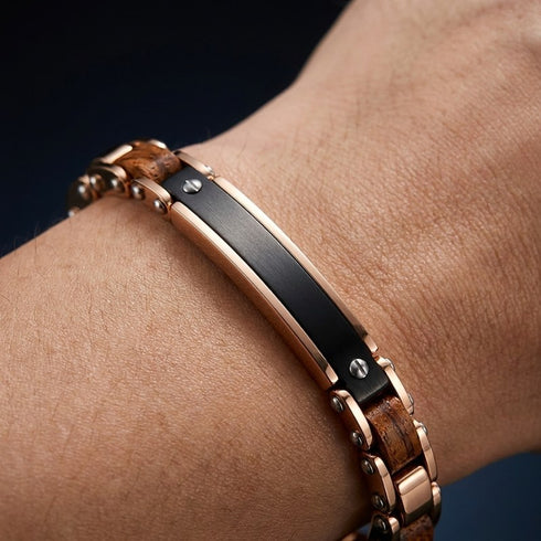 AURORA Roségold Armband aus Naturholz und Edelstahl am Handgelenk