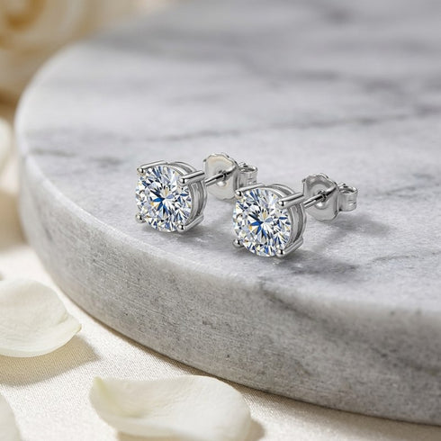 UNIQAL AVENA SILVER hochwertige Silber Ohrstecker mit brillantem Moissanit auf stilvoller Schmuckszene