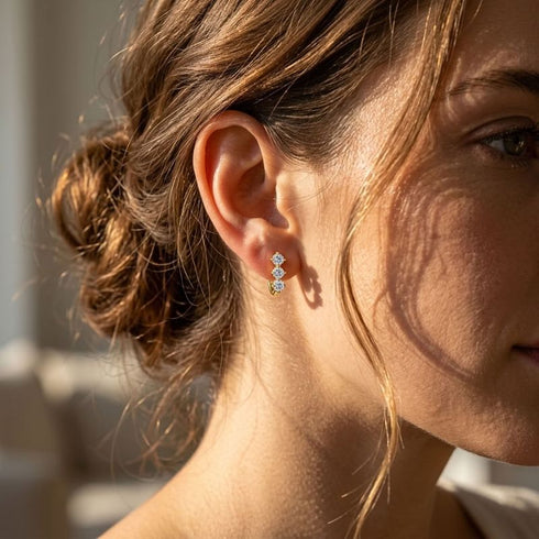 BELLA Creolen 14K Gold – am Ohr im warmen Sonnenlicht getragen, eleganter Tragekomfort im Alltag, Uniqal