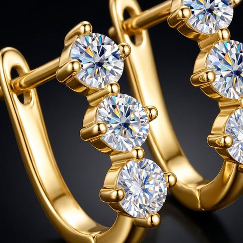 BELLA Creolen 14K Gold – Detailaufnahme beider Ohrringe mit intensivem Goldglanz und weißen Moissaniten auf schwarzem Untergrund, Uniqal