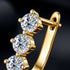 BELLA 14K Gold Creolen – Makroaufnahme der Claw-Fassung mit drei funkelnden Brillantschliff-Steinen auf dunklem Hintergrund, Uniqal
