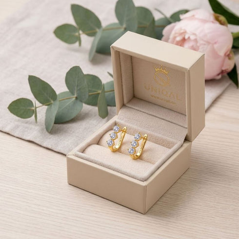 BELLA 14K Gold Ohrringe – im Uniqal Etui mit Pfingstrosen und Eukalyptus als elegante Geschenkpräsentation, Uniqal