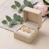 BELLA 14K Gold Ohrringe – im Uniqal Etui mit Pfingstrosen und Eukalyptus als elegante Geschenkpräsentation, Uniqal