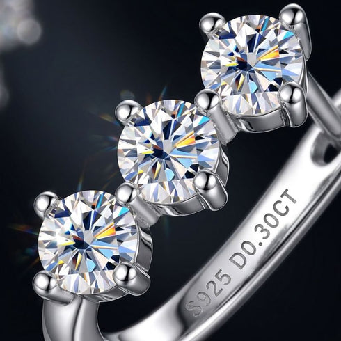 BELLA 925 Silber Creolen – Makroaufnahme der Claw-Fassung mit drei funkelnden Brillantschliff-Moissaniten, schwarzer Hintergrund, Uniqal