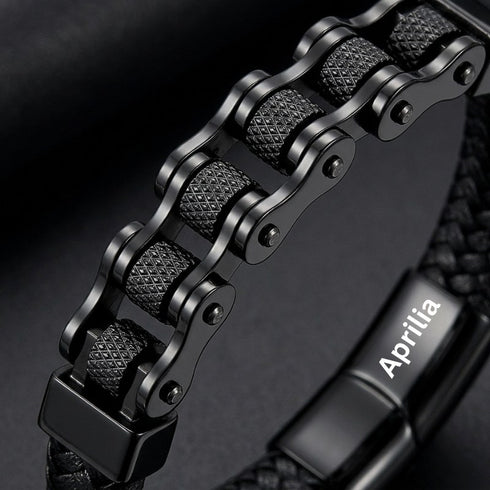 Nahaufnahme eines schwarzen Lederarmbands am Lenker eines Sportmotorrads