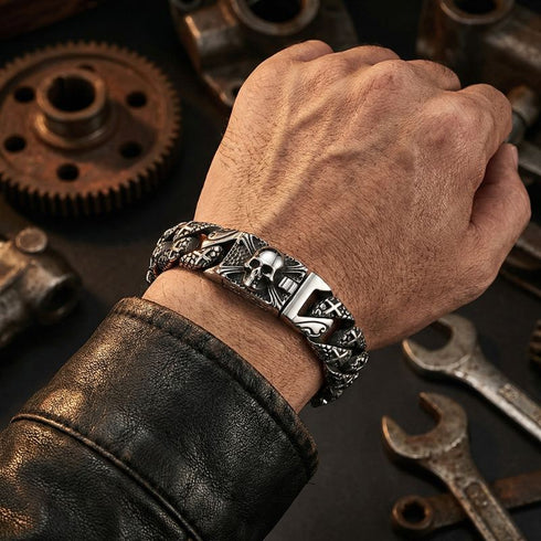 Biker Herrenarmband Valhalla mit Totenkopfdetail und kräftiger Struktur