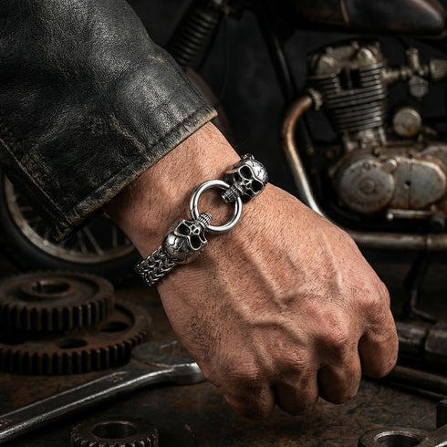Premium Totenkopf Armband für Herren aus Edelstahl, detailreiche Produktfotografie