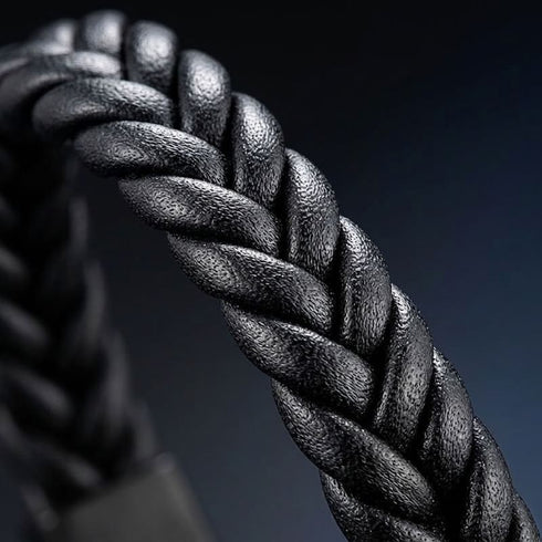 Makroaufnahme der schwarzen Zopfflechtung des BLACK BRAID Lederarmbands mit deutlich sichtbarer Lederstruktur