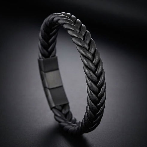 BLACK BRAID aus schwarzem Flechtleder in aufrechter Produktansicht mit dunklem Edelstahlverschluss vor grauschwarzem Hintergrund