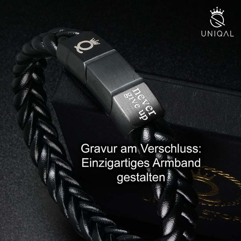 BLACK BRAID Lederarmband mit der Beispielgravur „never give up“ am Verschluss und einem Hinweis zur Personalisierung