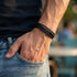 BLACK FEATHER Herren Lederarmband mit Feder-Symbol – schwarzes Lederarmband am Handgelenk, casual getragen, Uniqal